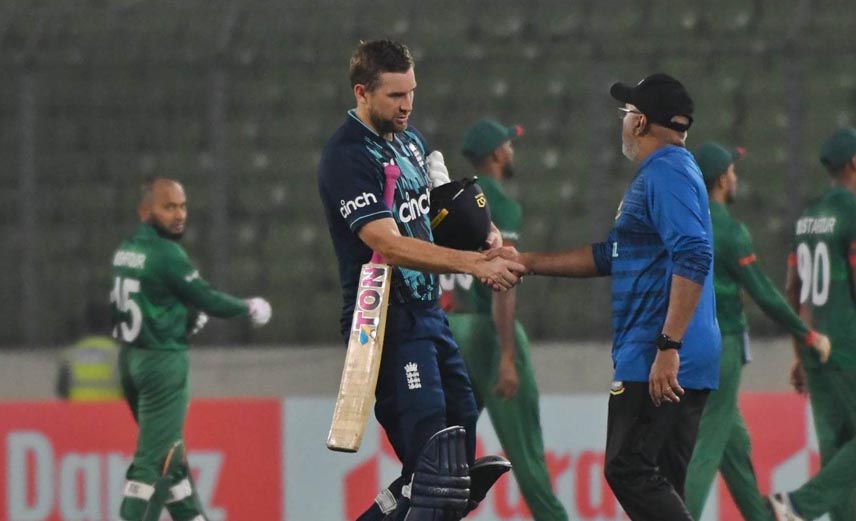 Malan guides England in the series opener